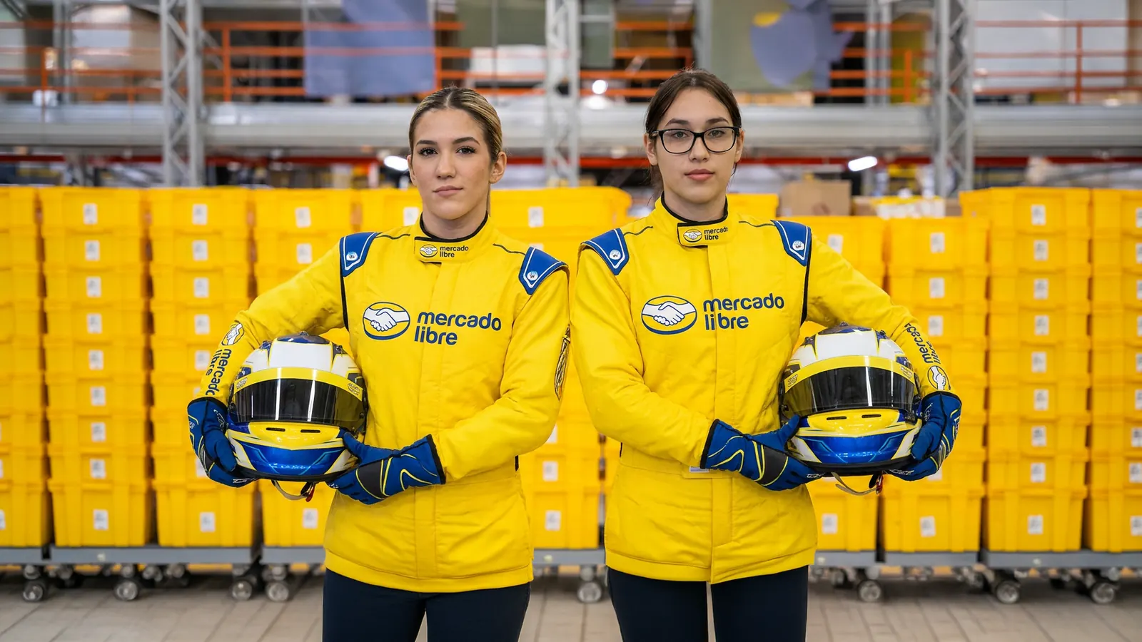 Duas pilotas do time Mercado Livre segurando o capacete