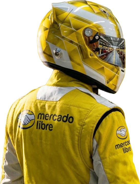 Piloto do time Mercado Livre de capacete, de costas, olhando para a pista