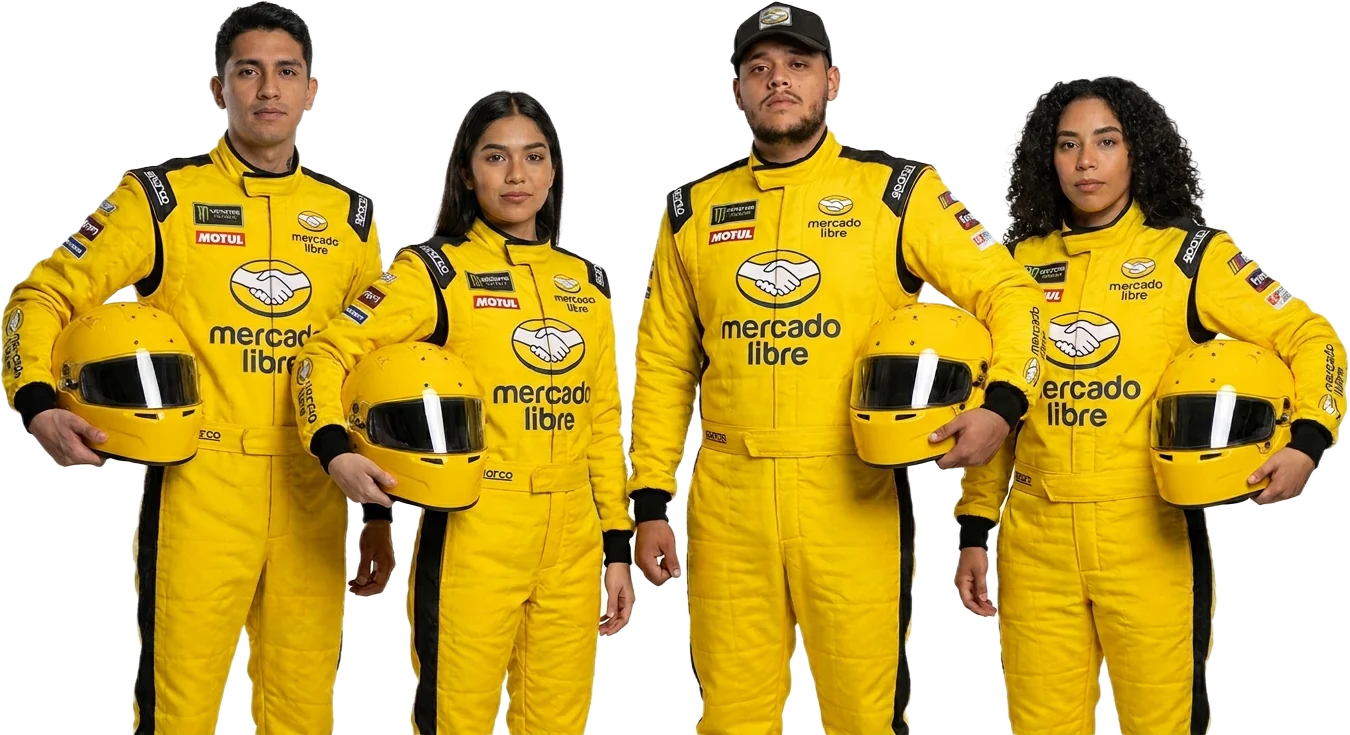 Pilotos do time Mercado Livre com macacão amarelo e capacete saindo do pôster da Peak Season